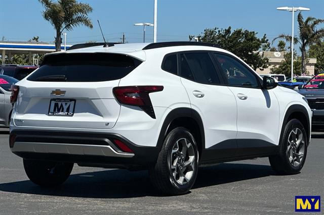 2025 Chevrolet Trax LT photo 4