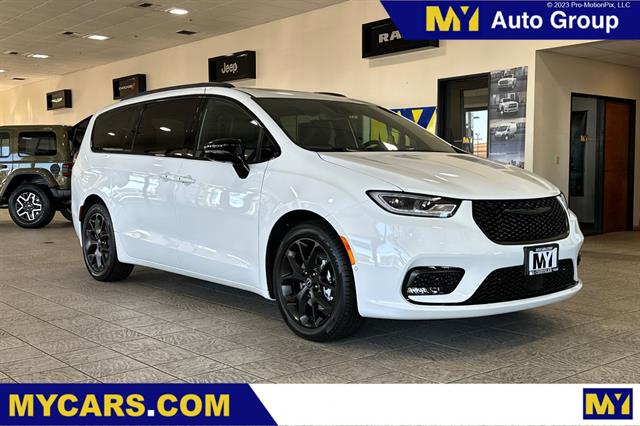 2026 Chrysler Pacifica Limited's photo