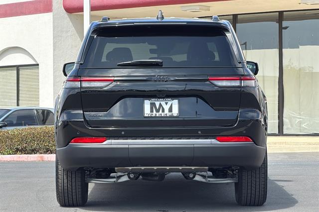 New 2027 Jeep Grand Cherokee 2 Row LAREDO 4X4 Sport Utility