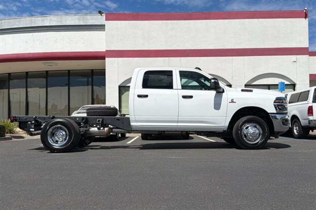 New 2026 Ram 3500 Chassis Cab TRADESMAN CREW 4X4 60' CA Pickup
