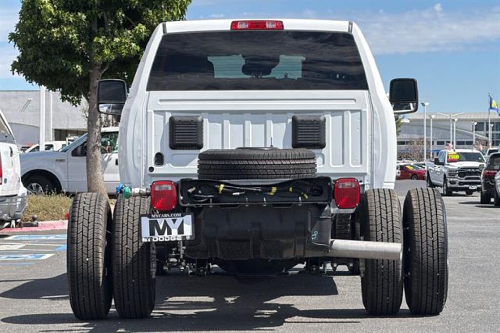 New 2026 Ram 3500 Chassis Cab TRADESMAN CREW 4X4 60' CA Pickup