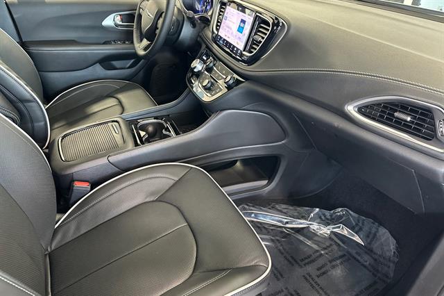 2026 Chrysler Pacifica Limited - Photo 14