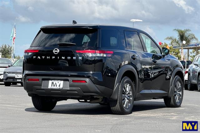 2024 Nissan Pathfinder S photo 4