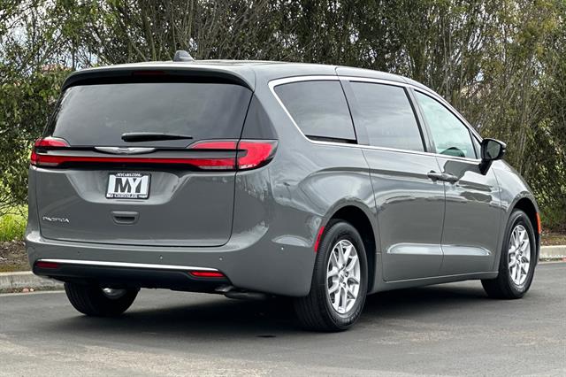 2025 Chrysler Pacifica photo 4