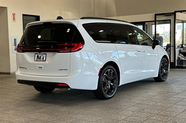 2026 Chrysler Pacifica Limited - Photo 4