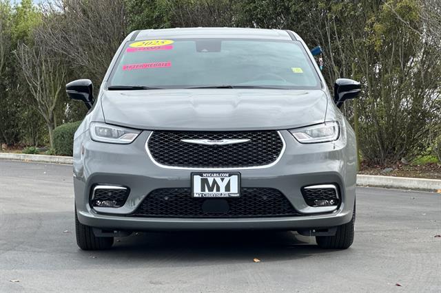 2025 Chrysler Pacifica photo 2