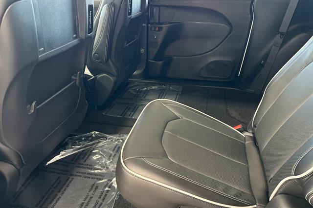 2026 Chrysler Pacifica Limited - Photo 9