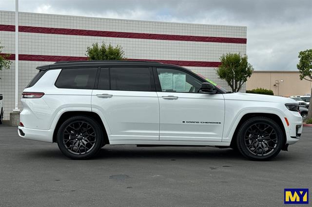 2025 Jeep Grand Cherokee L Summit Reserve photo 3