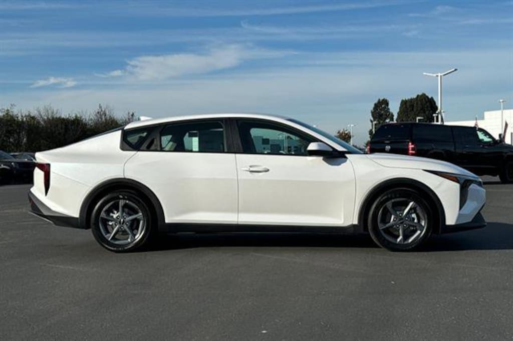 New 2025 Kia K4 LXS Sedan