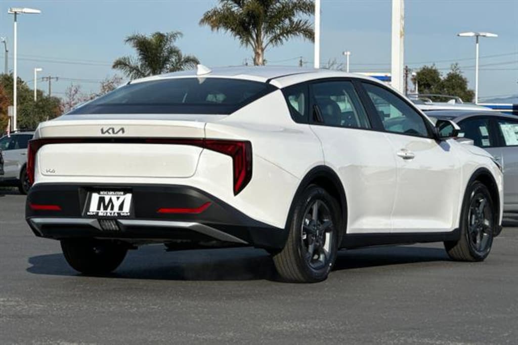 New 2025 Kia K4 LXS Sedan