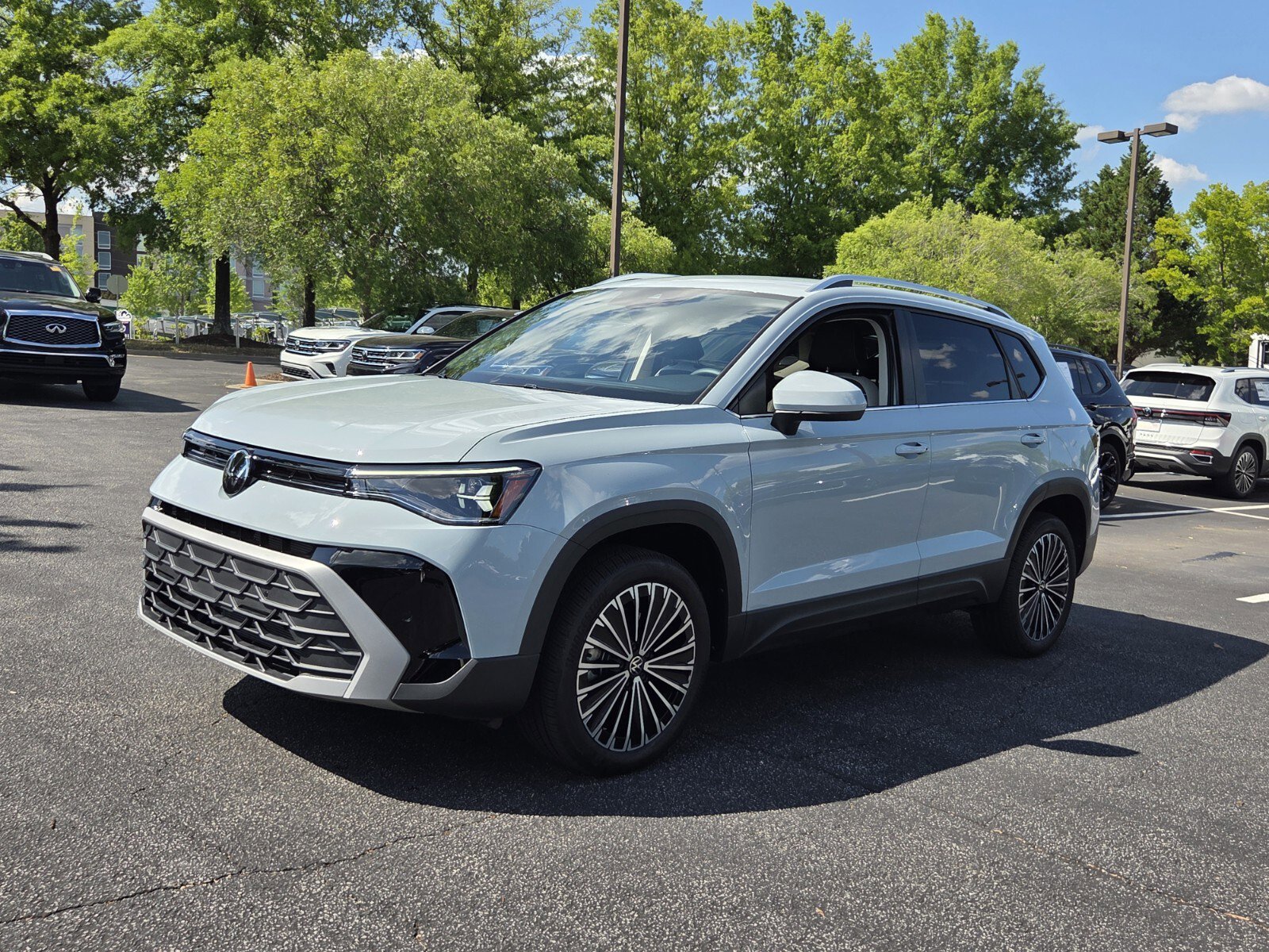 2025 Volkswagen Taos 1.5T SE's photo