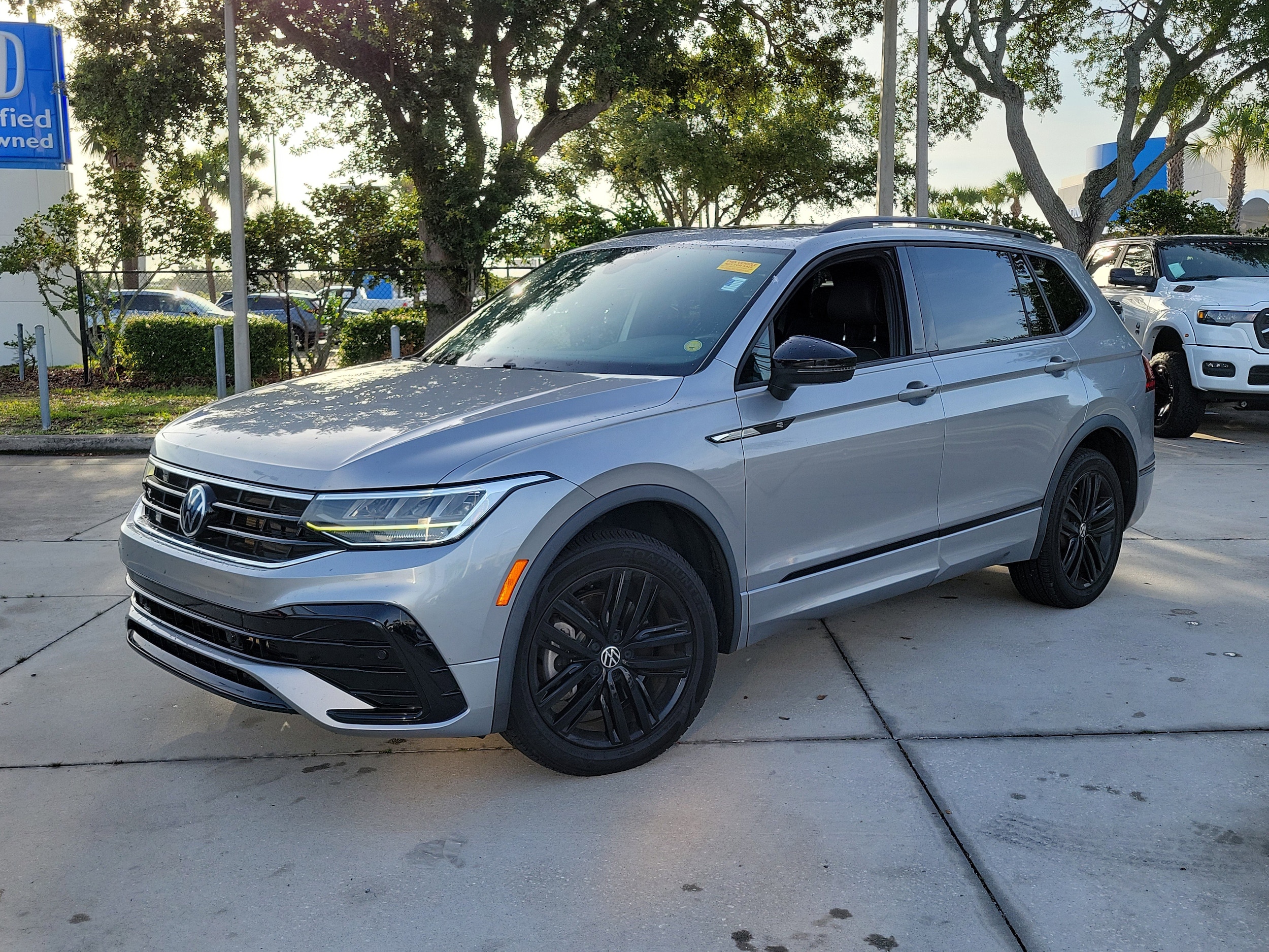 2022 Volkswagen Tiguan 2.0T SE R-Line Black's photo