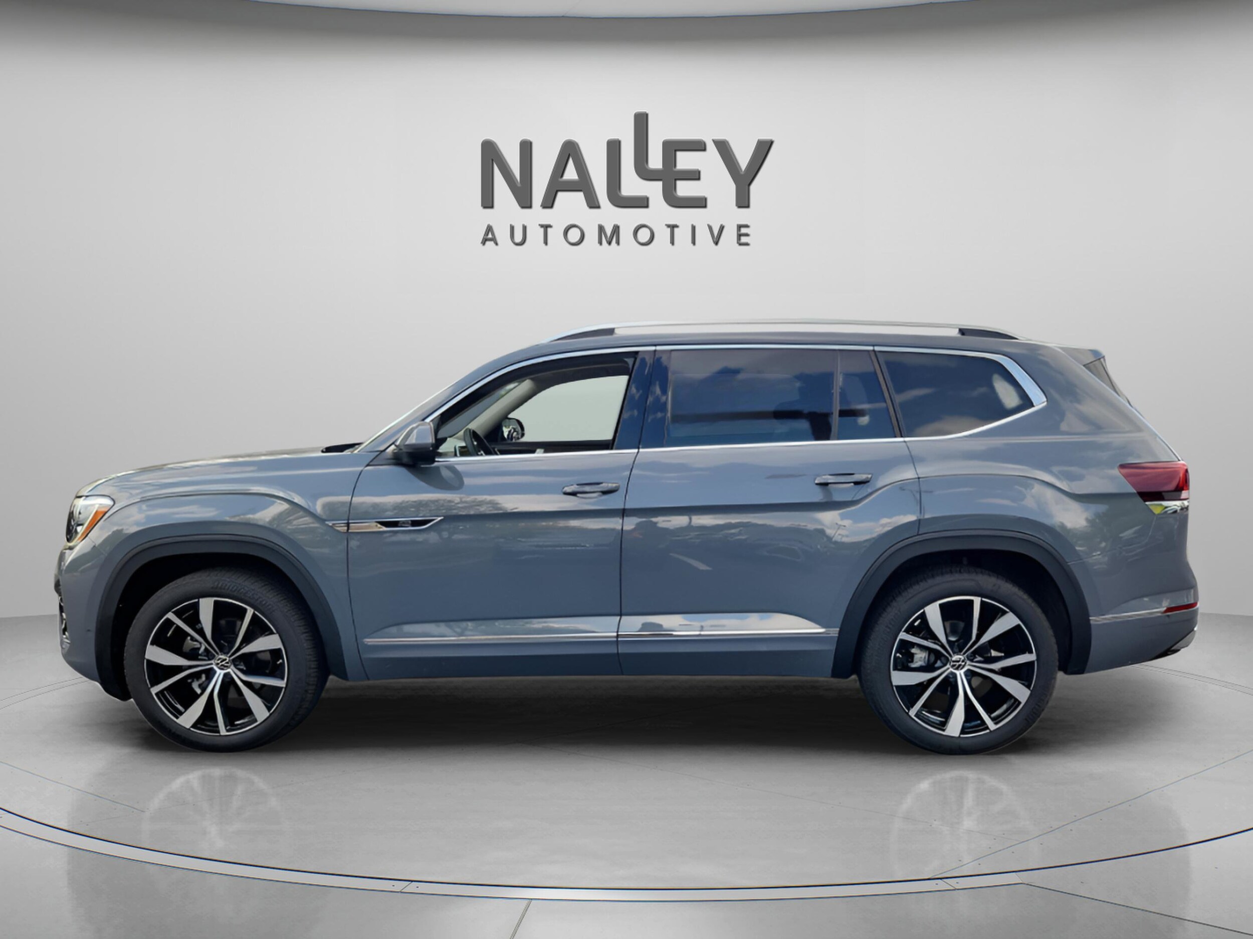 2025 Volkswagen Atlas SEL Premium R-Line photo 2