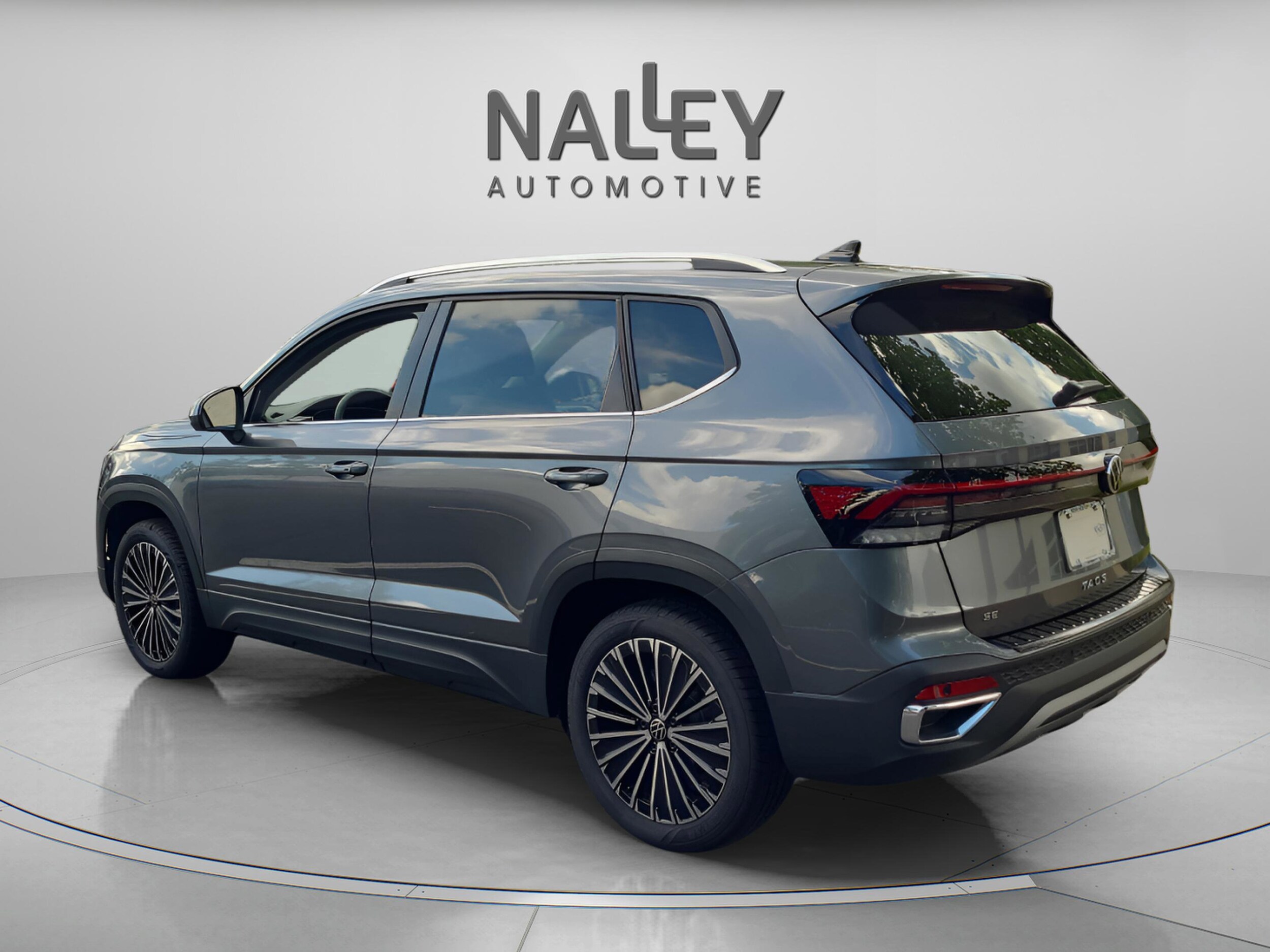 2025 Volkswagen Taos SE photo 3