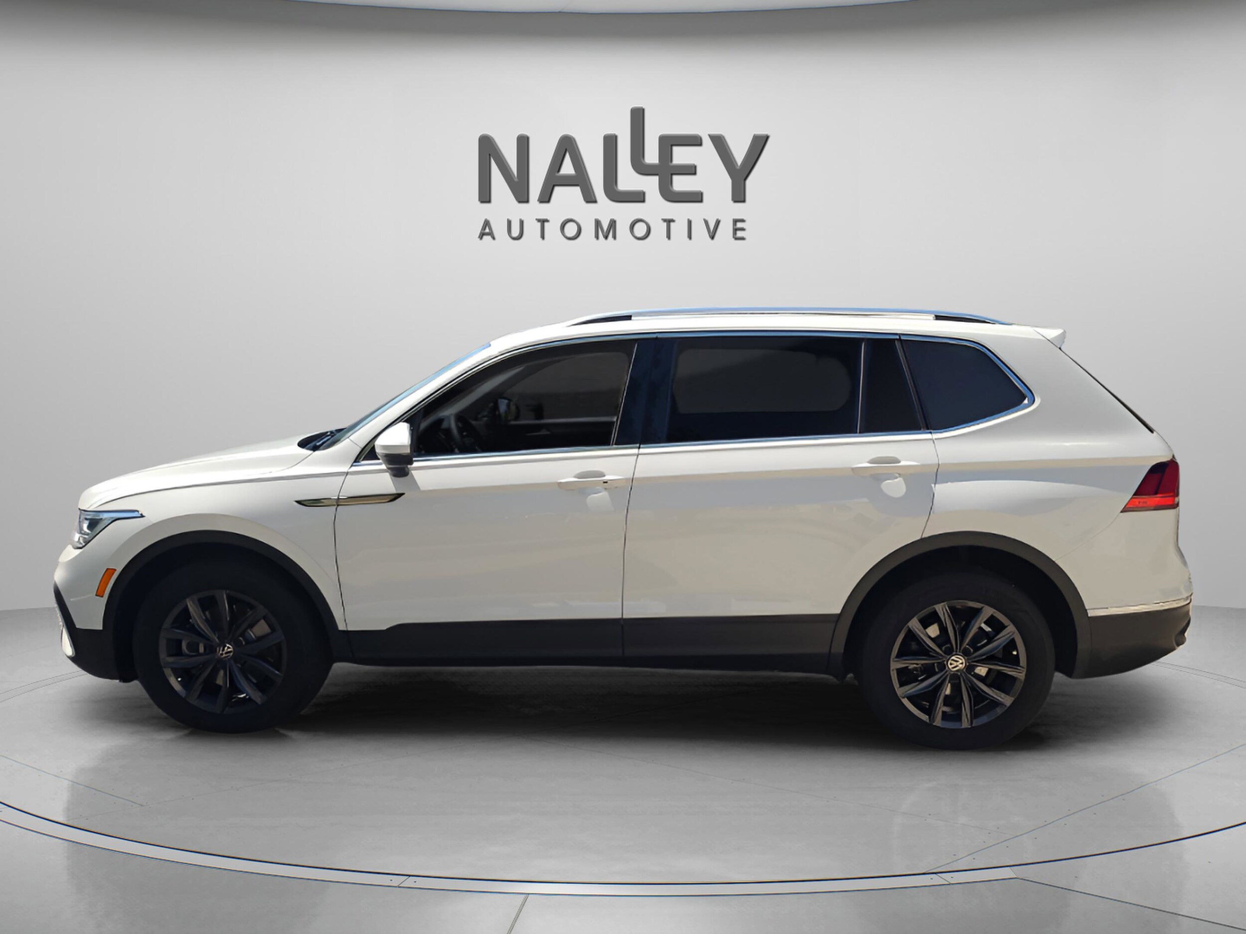 2022 Volkswagen Tiguan SE photo 2