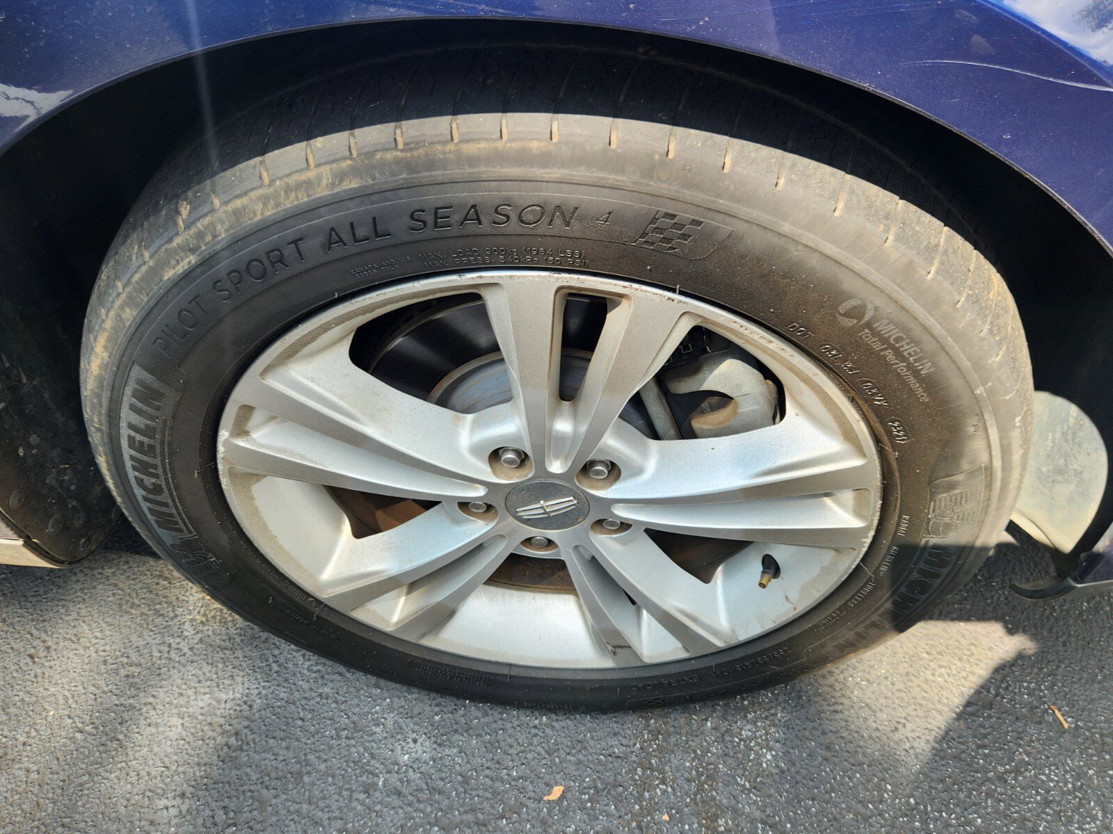 2012 Lincoln MKS Base photo 3
