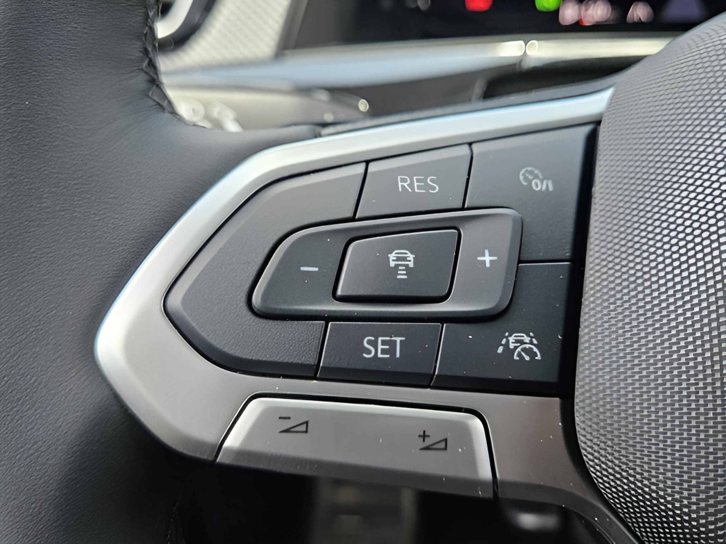 2025 Volkswagen Atlas Cross Sport SEL Premium R-LINE - Photo 17