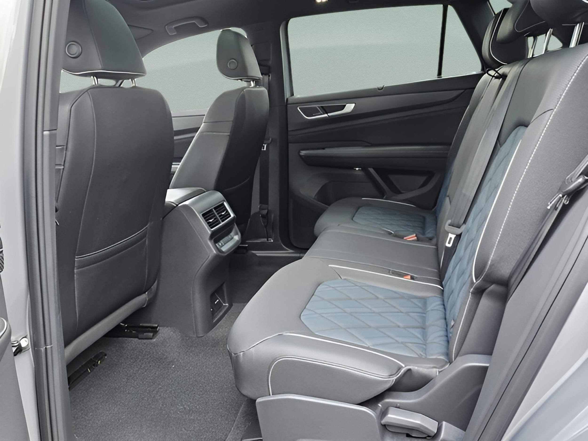 2025 Volkswagen Atlas Cross Sport SEL Premium R-LINE - Photo 11