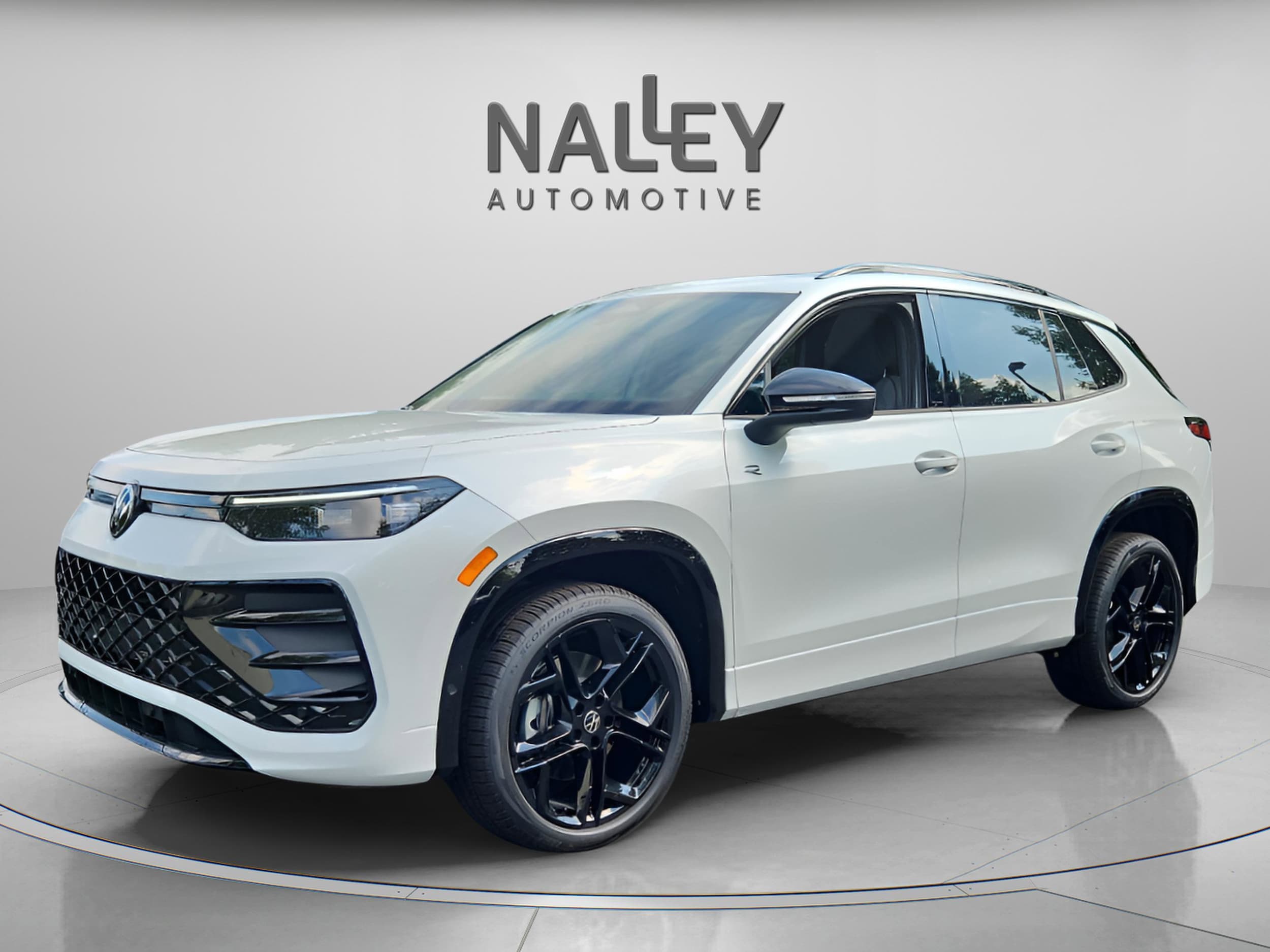 2025 Volkswagen Tiguan SE R-LINE BLACK's photo