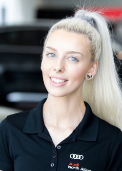 Staff member Lauren LaVecchia from ID_99f0e65a4367