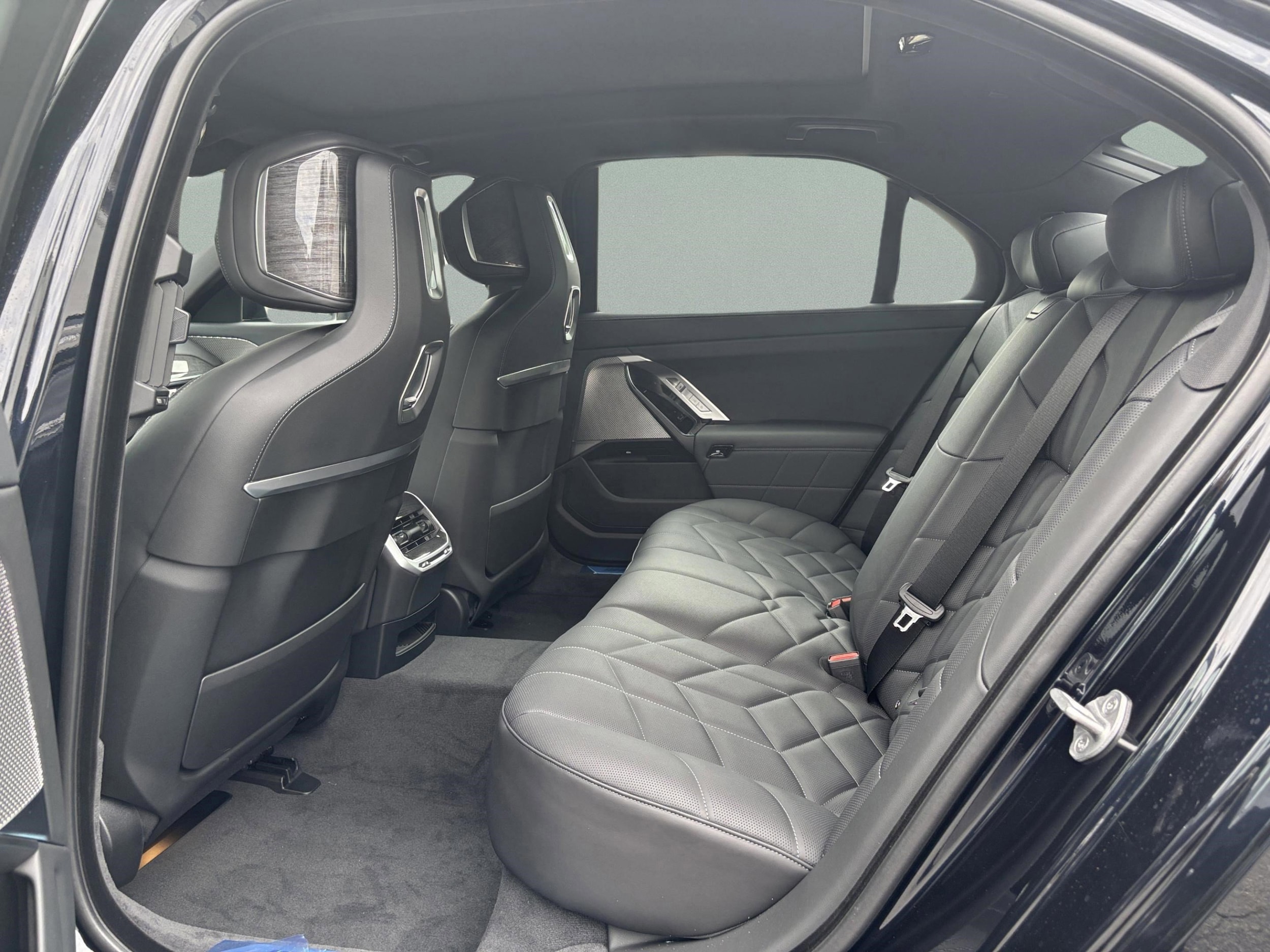 2026 BMW 7 Series 750e - Photo 14
