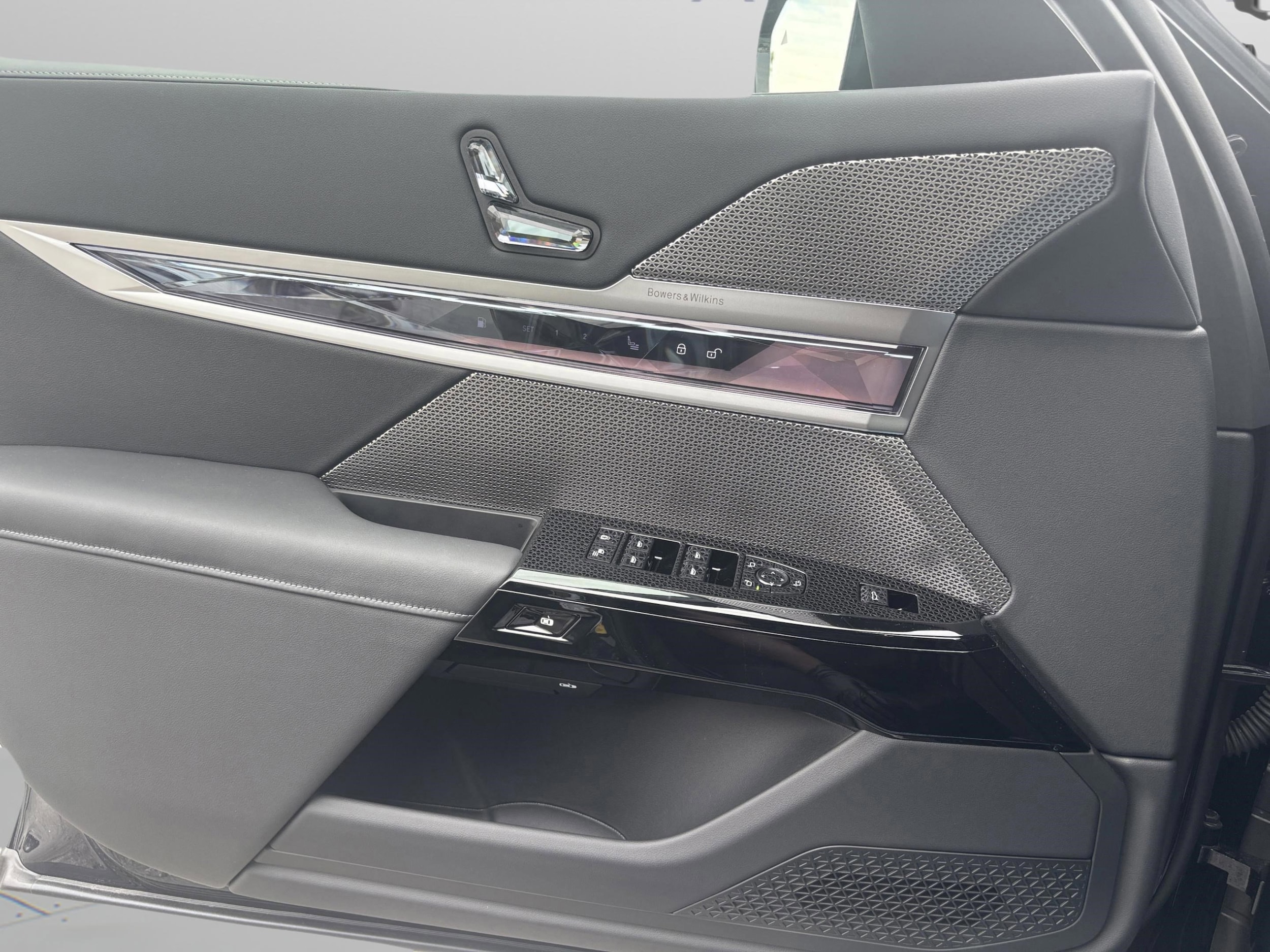 2026 BMW 7 Series 750e - Photo 30
