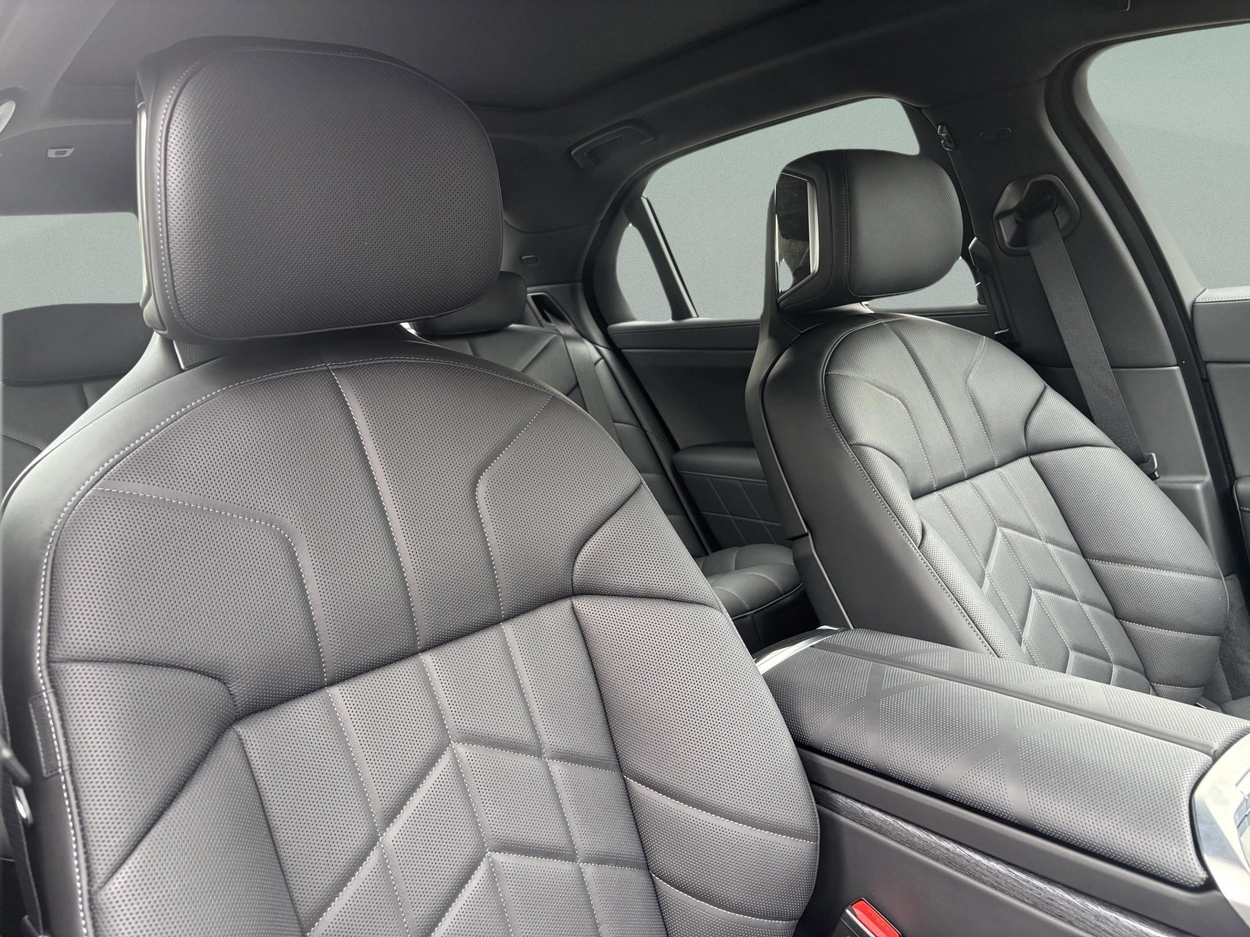 2026 BMW 7 Series 750e - Photo 17