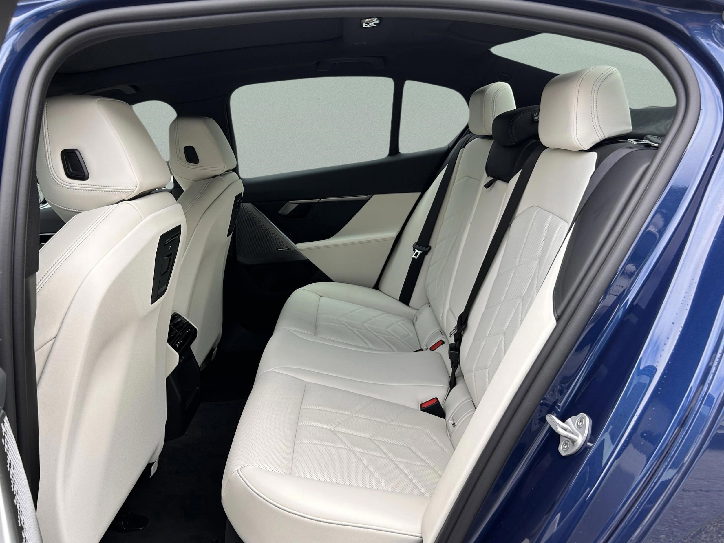 2025 BMW 5 Series 530i - Photo 25