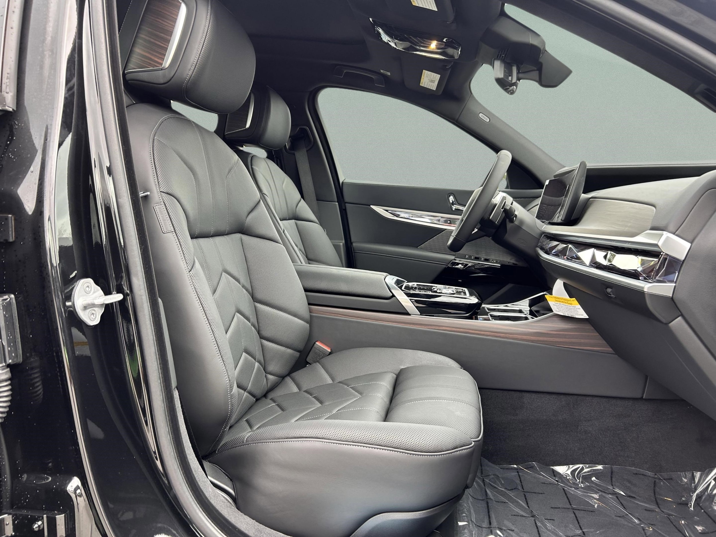 2026 BMW 7 Series 750e - Photo 24