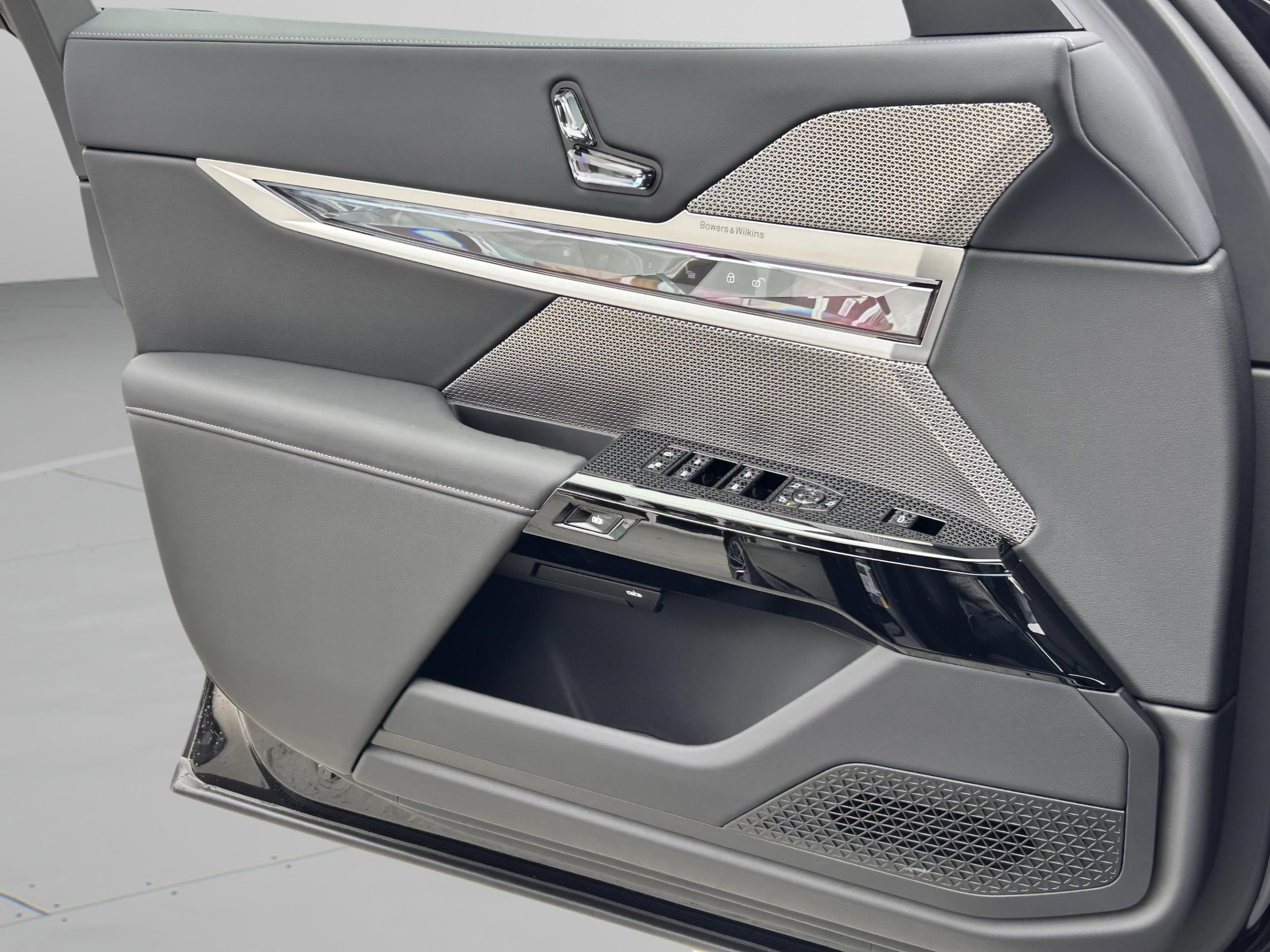 2026 BMW 7 Series 750e - Photo 18