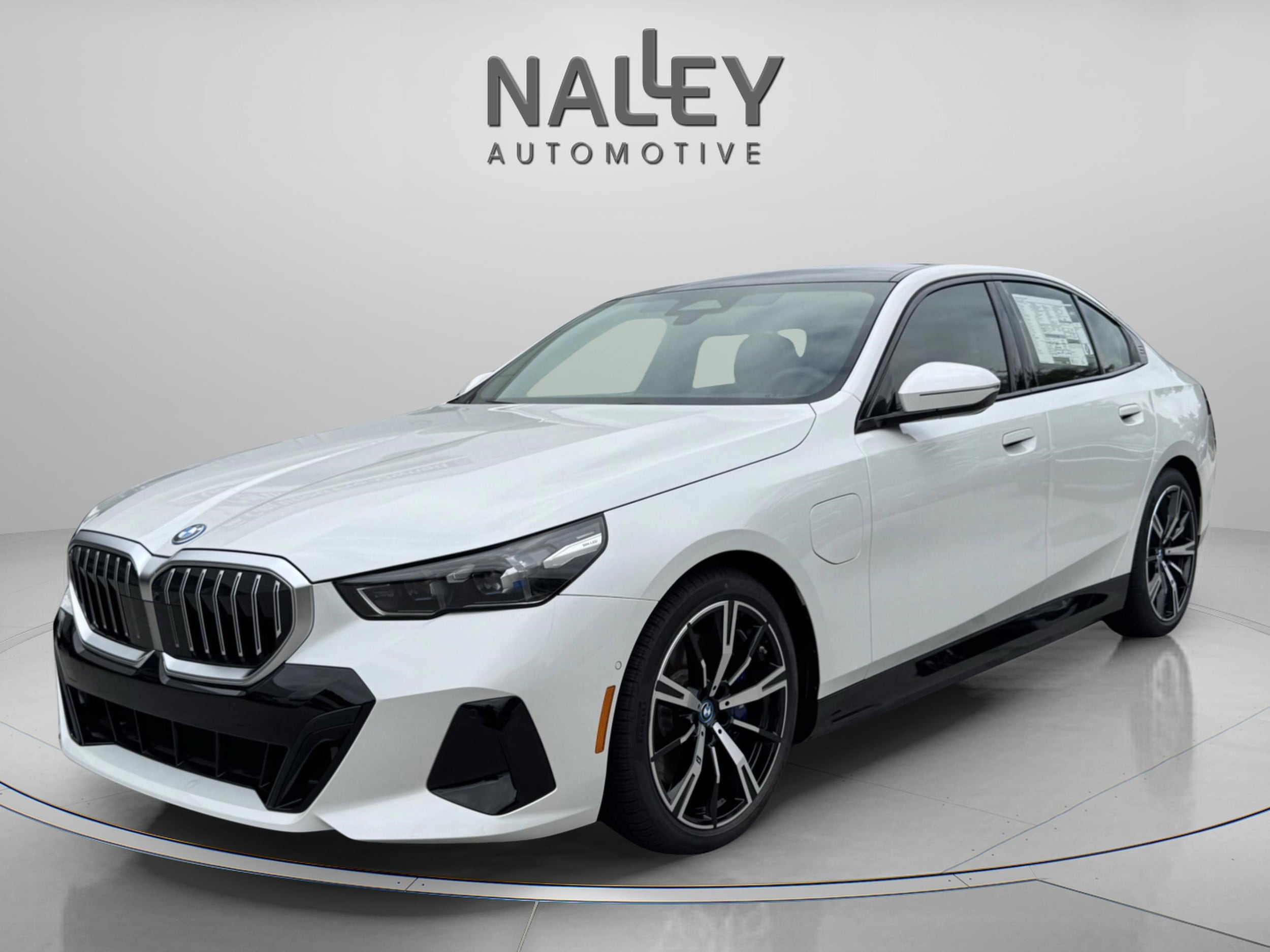 2025 BMW 5 Series 550e's photo