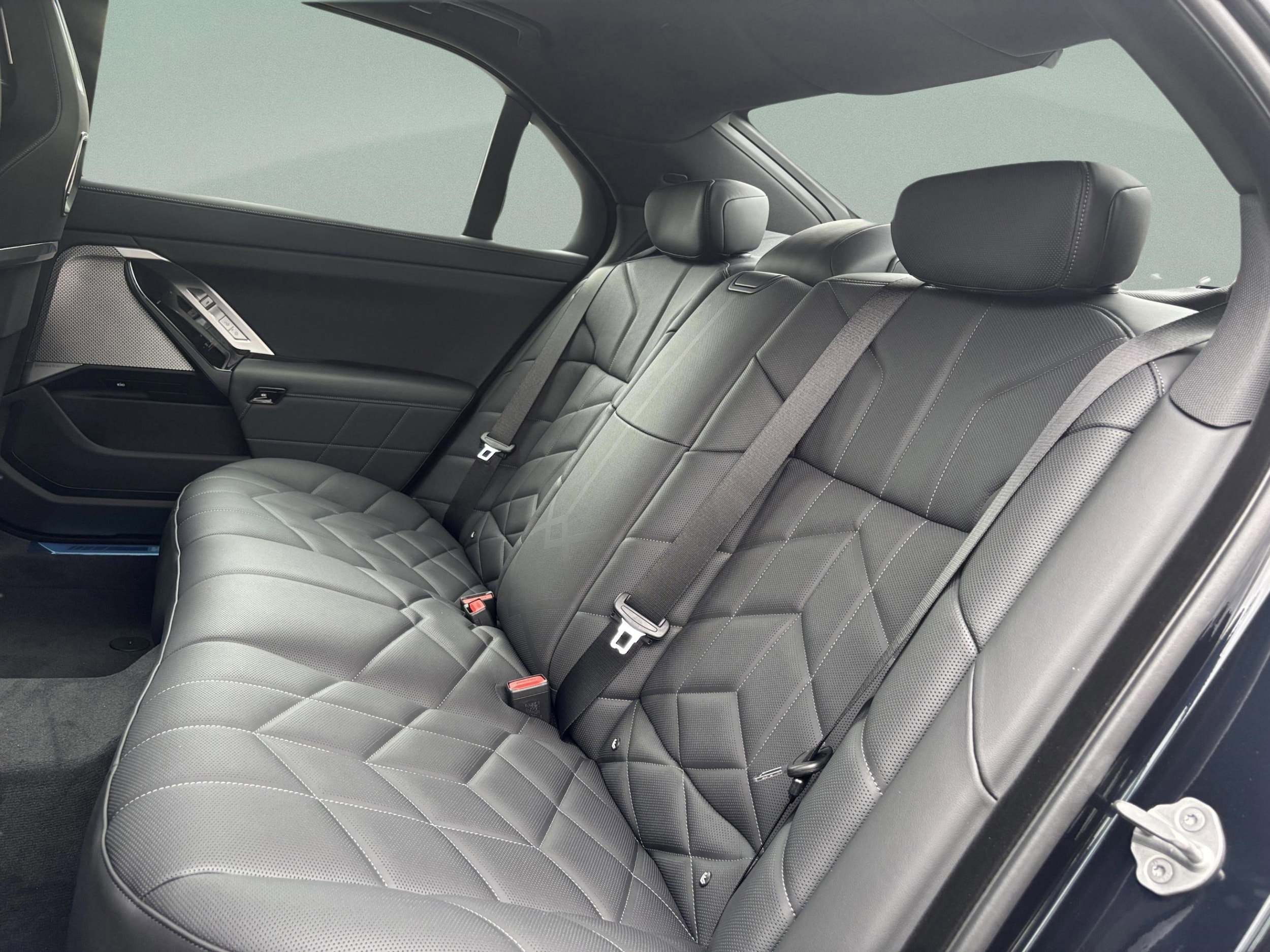 2026 BMW 7 Series 750e - Photo 15