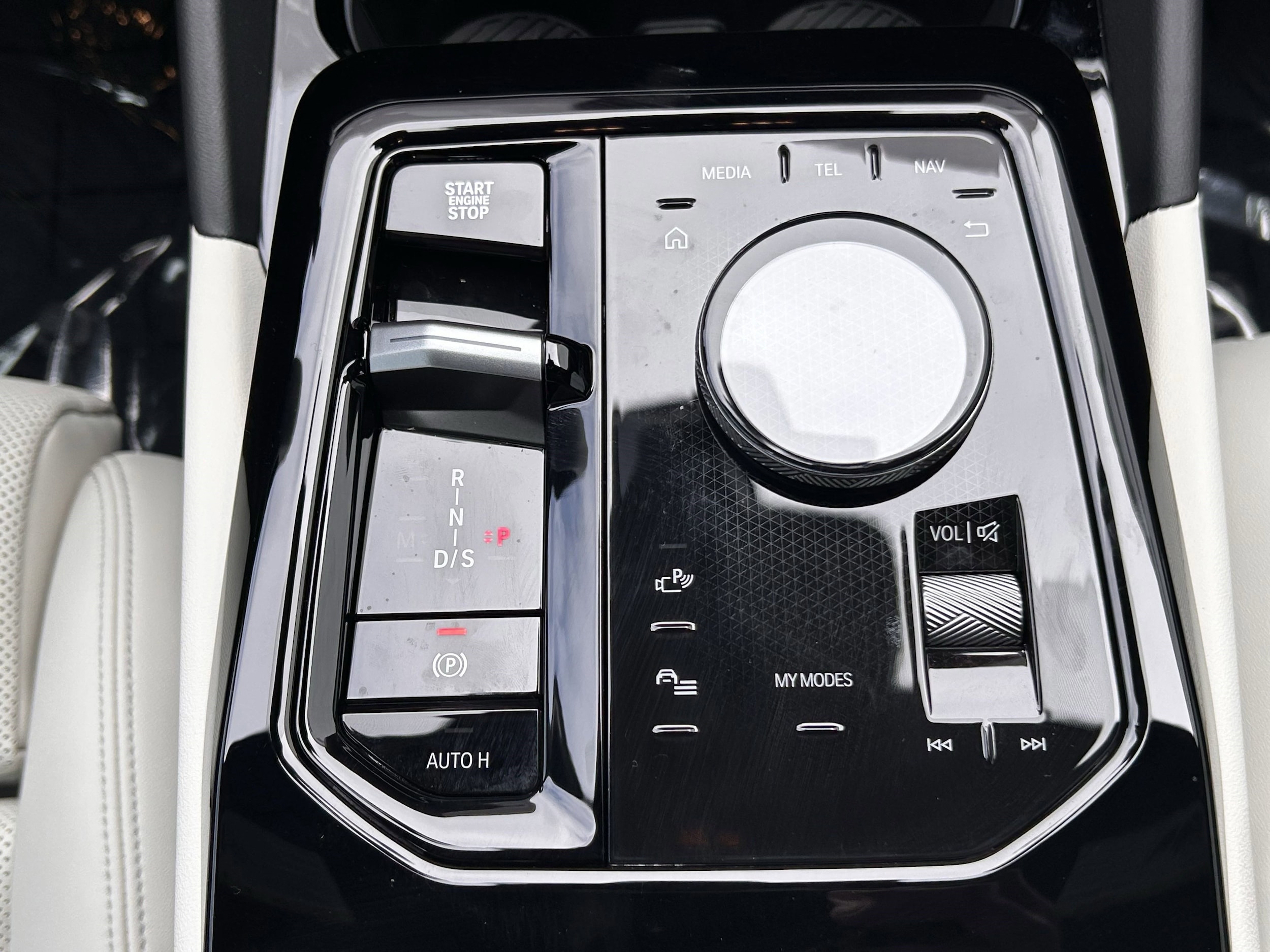 2025 BMW 5 Series 530i - Photo 12