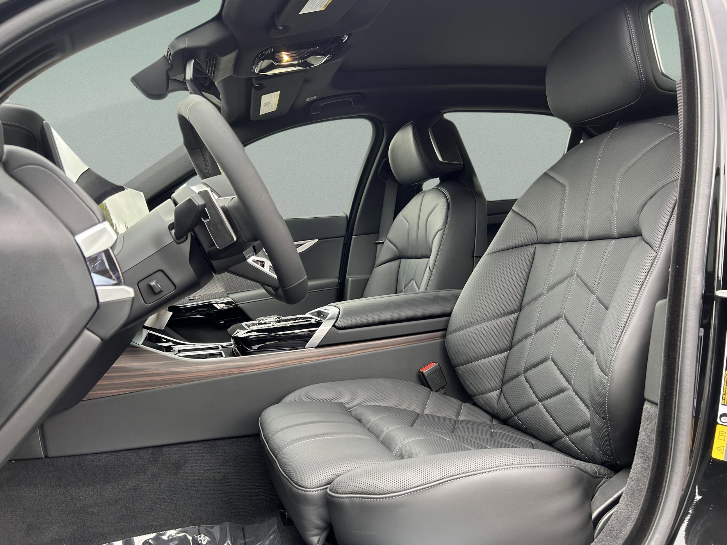 2026 BMW 7 Series 750e - Photo 20