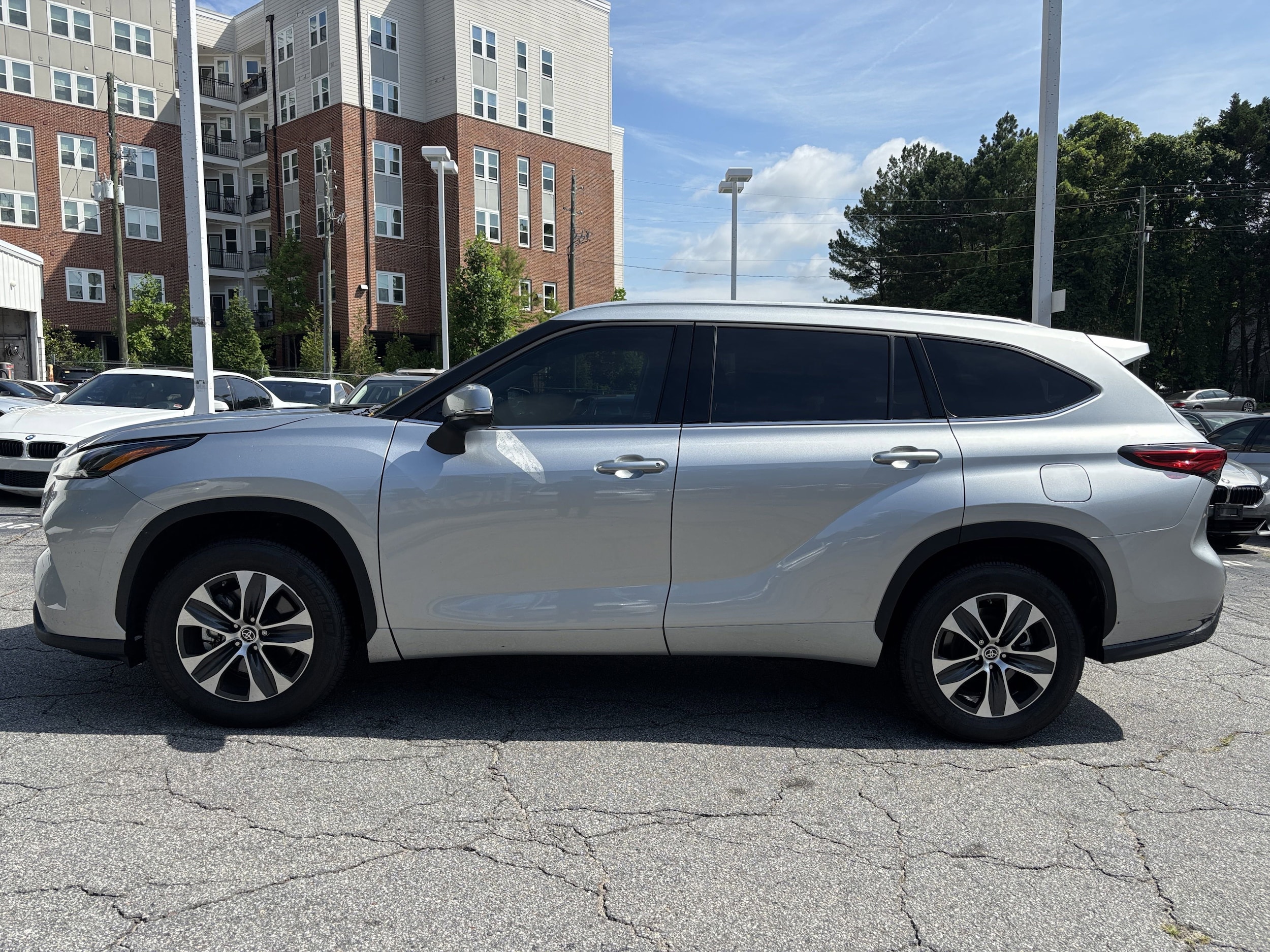 Used 2022 Toyota Highlander XLE with VIN 5TDHZRAH5NS556262 for sale in Decatur, GA