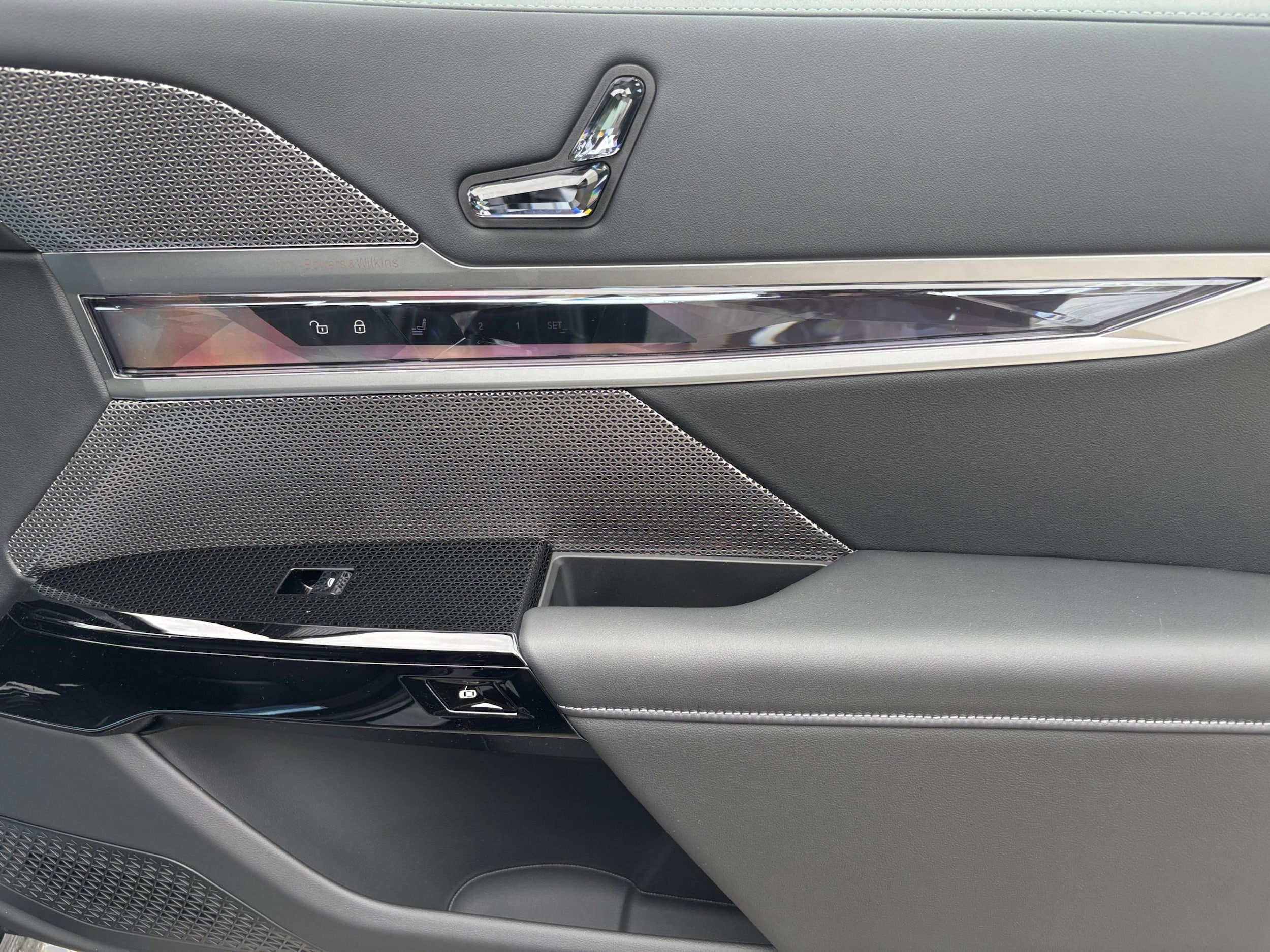 2026 BMW 7 Series 750e - Photo 9
