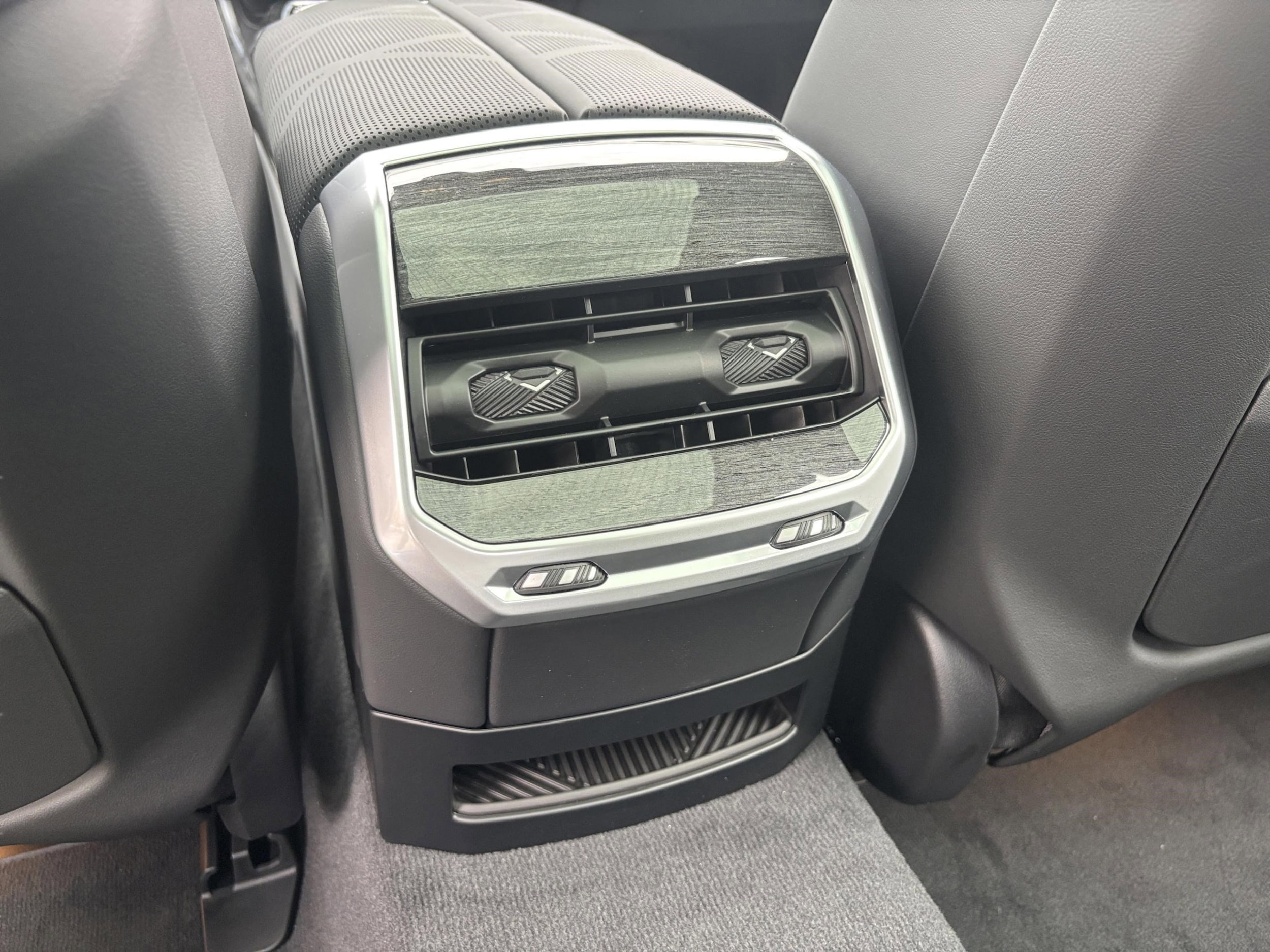 2026 BMW 7 Series 750e - Photo 11