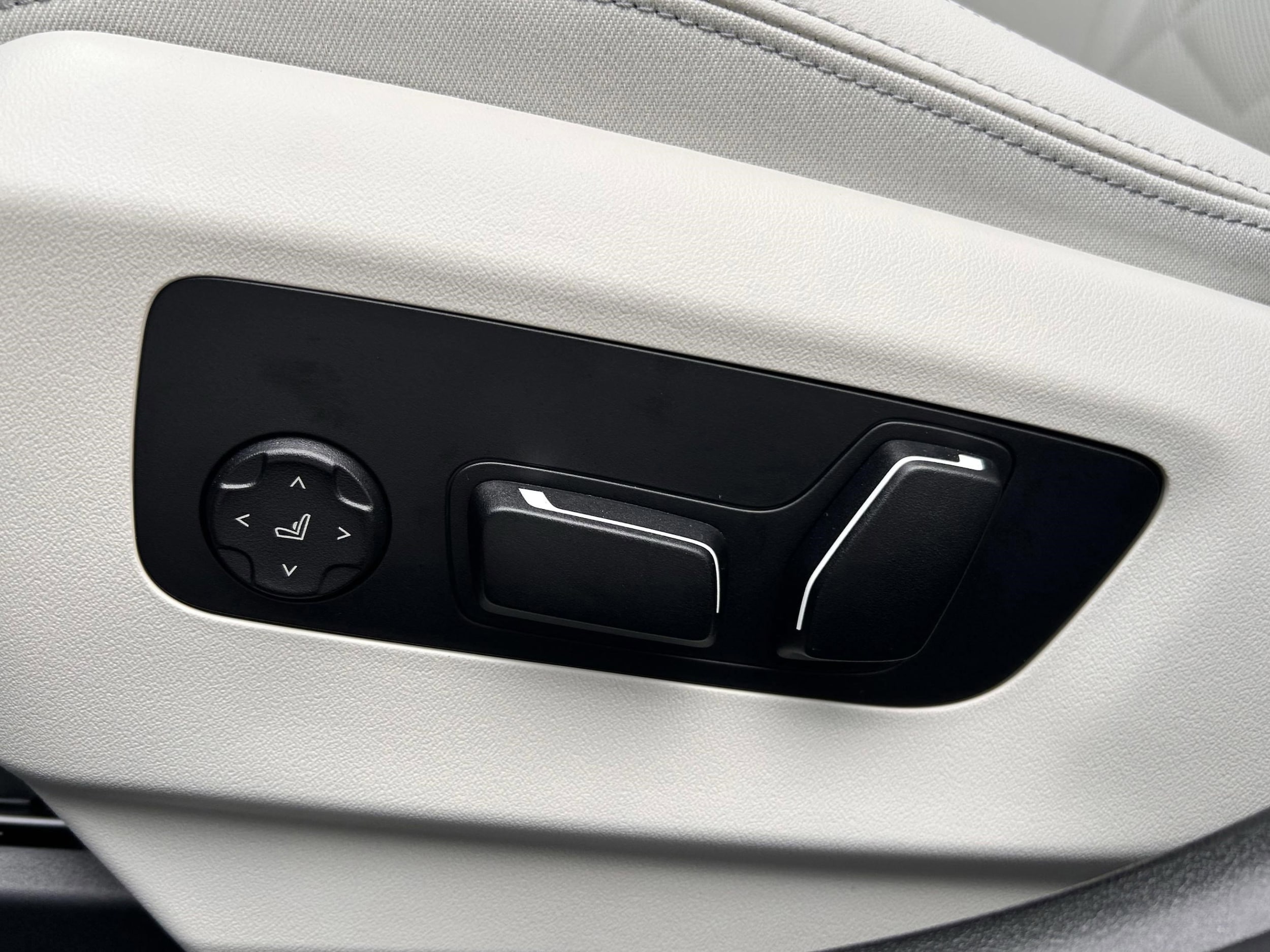 2025 BMW 5 Series 530i - Photo 24