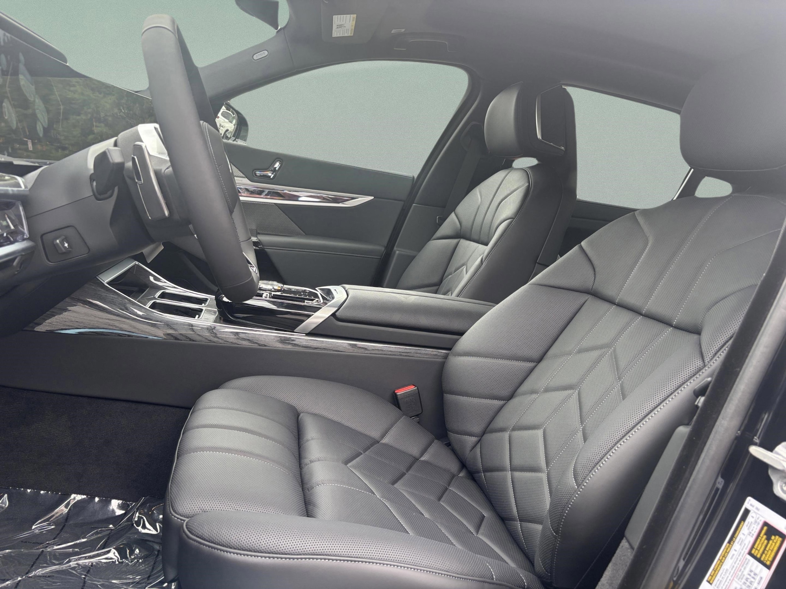 2026 BMW 7 Series 750e - Photo 21