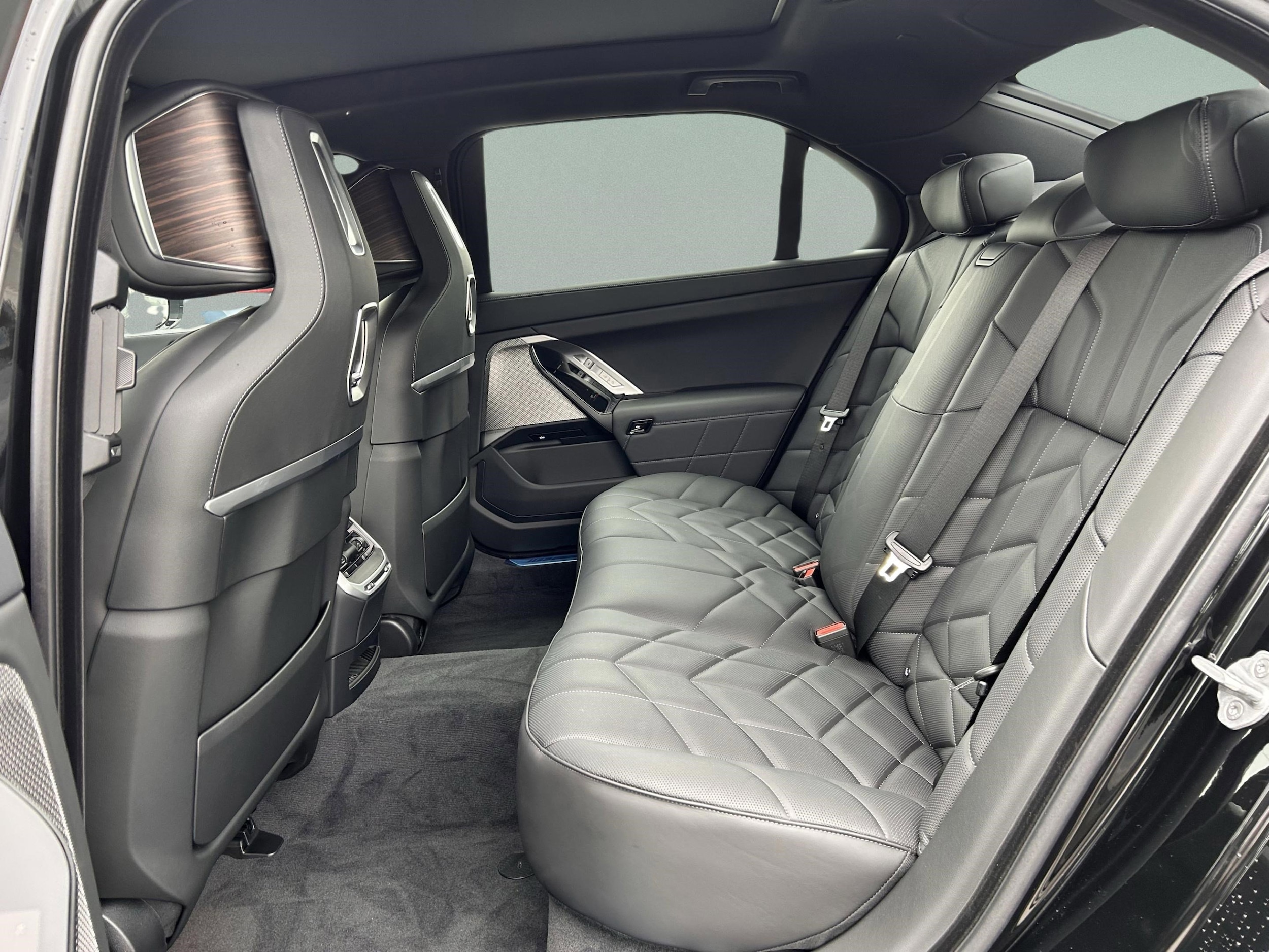 2026 BMW 7 Series 750e - Photo 21