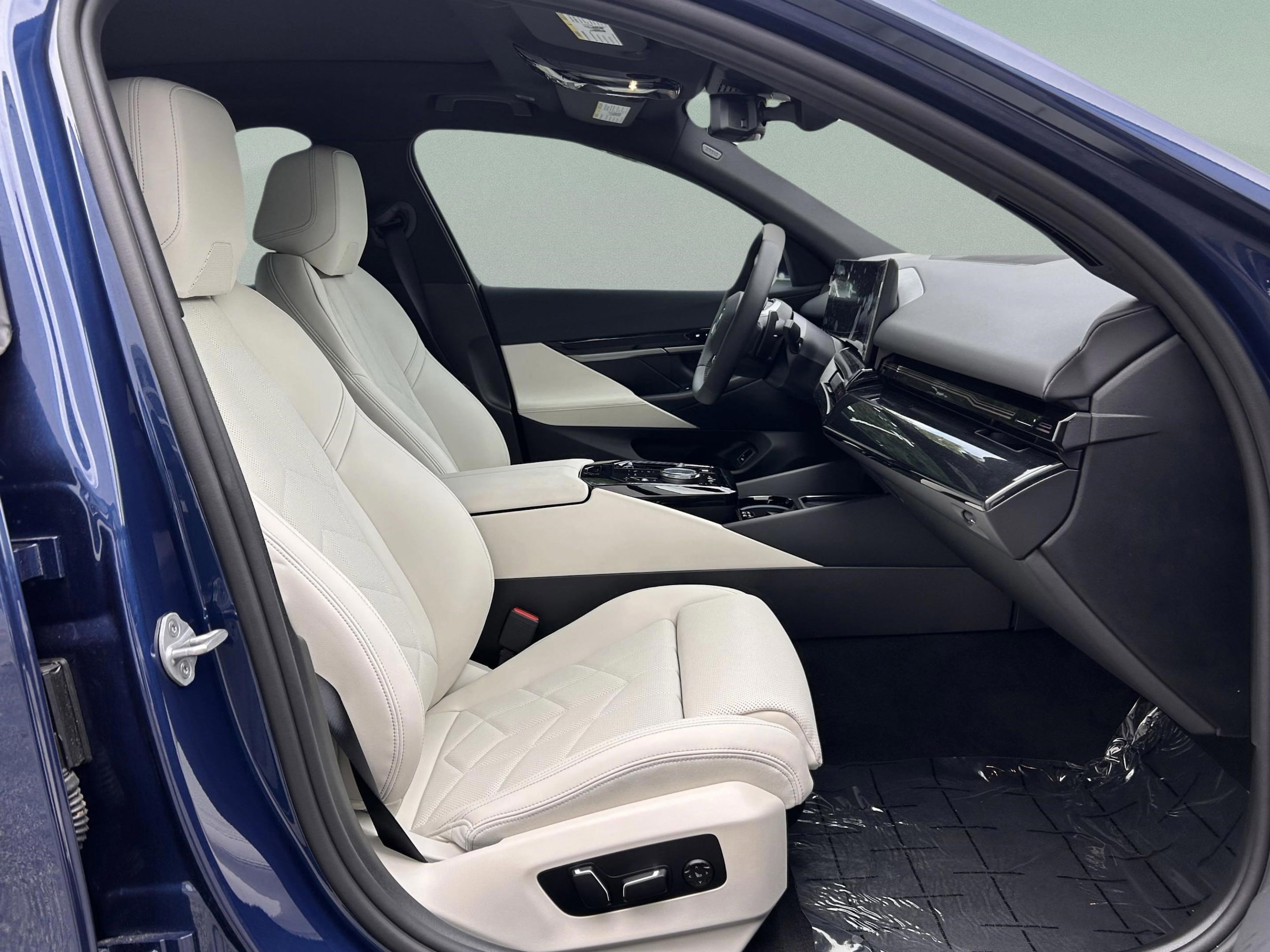 2025 BMW 5 Series 530i - Photo 28