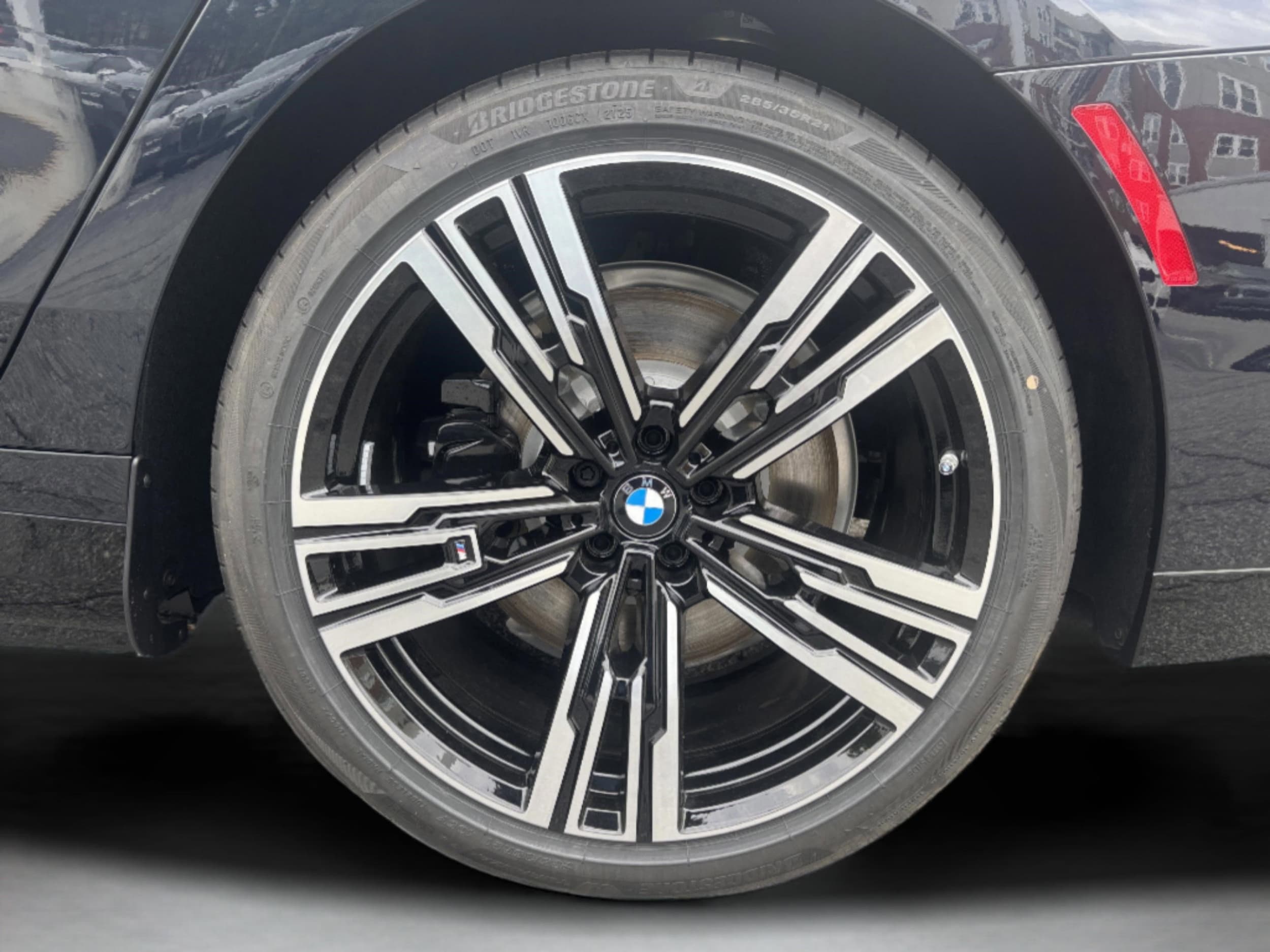 2026 BMW 7 Series 750e - Photo 37