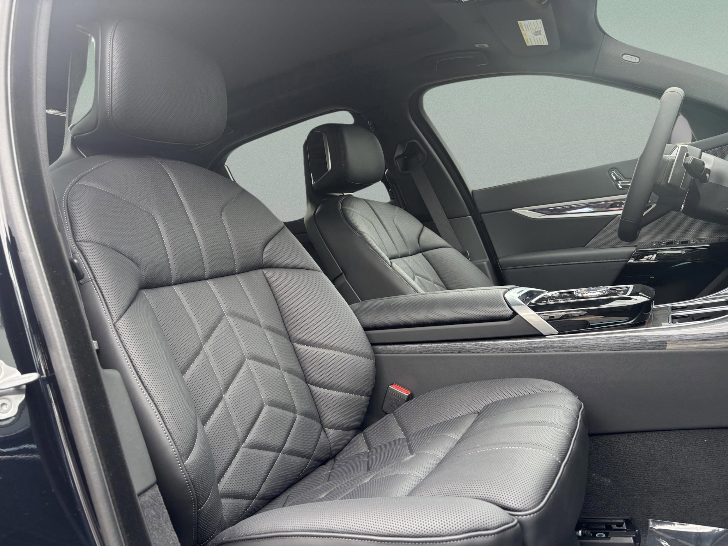 2026 BMW 7 Series 750e - Photo 18