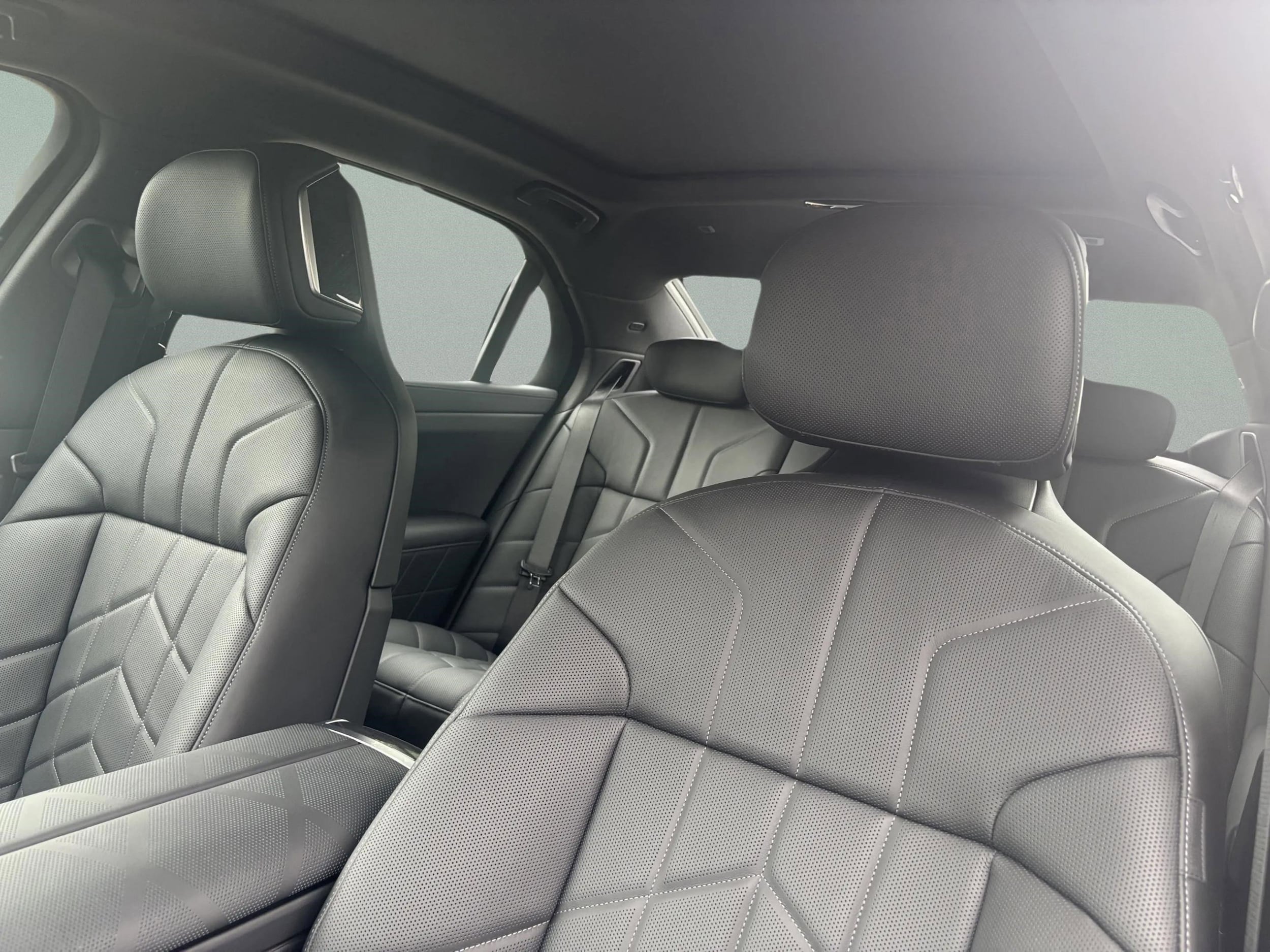 2026 BMW 7 Series 750e - Photo 20