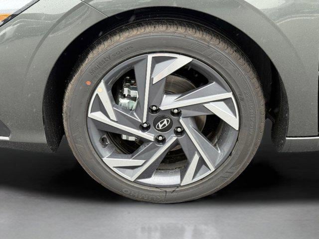 2025 Hyundai Elantra SEL Sport photo 3