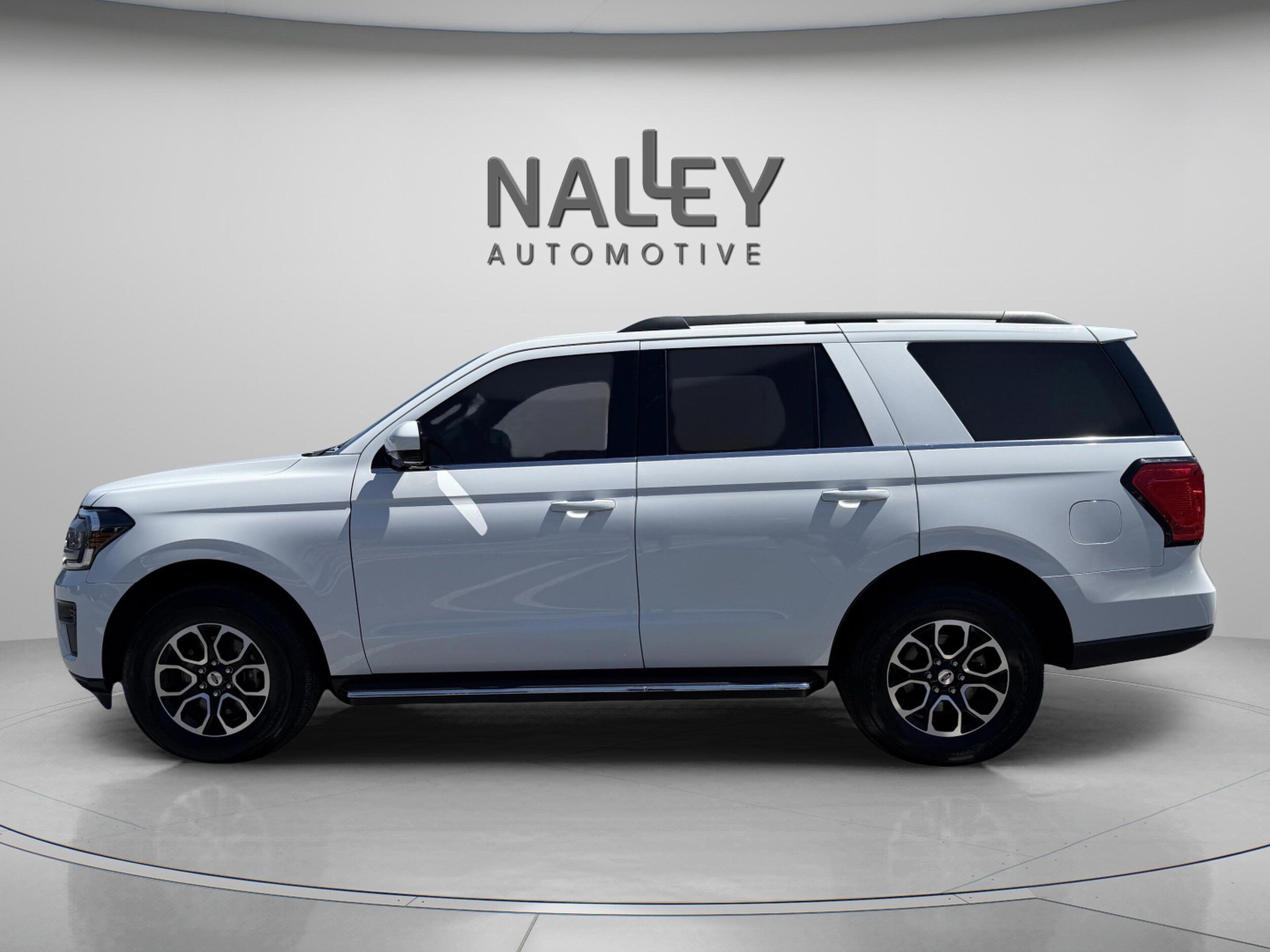 2023 Ford Expedition XLT photo 2