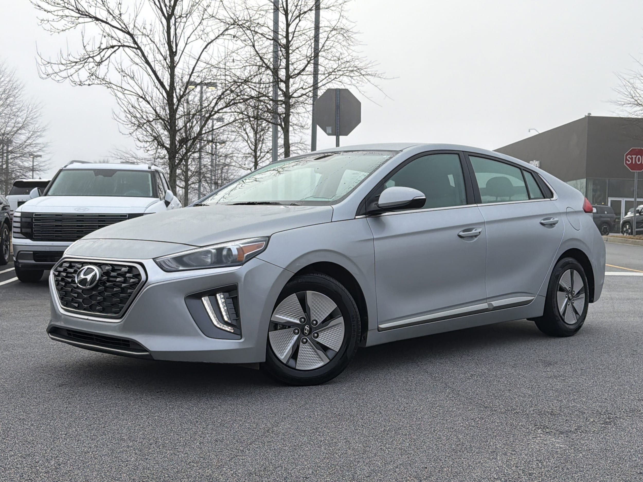 2022 Hyundai Ioniq SE's photo