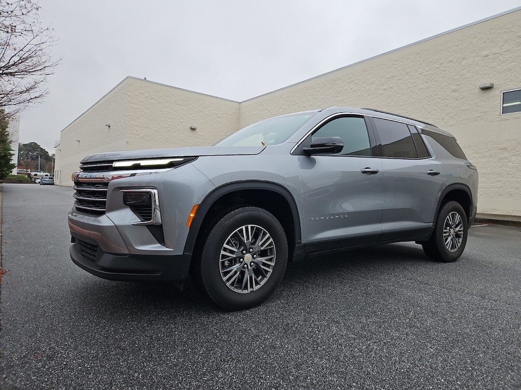 Used 2024 Chevrolet Traverse FWD LT SUV