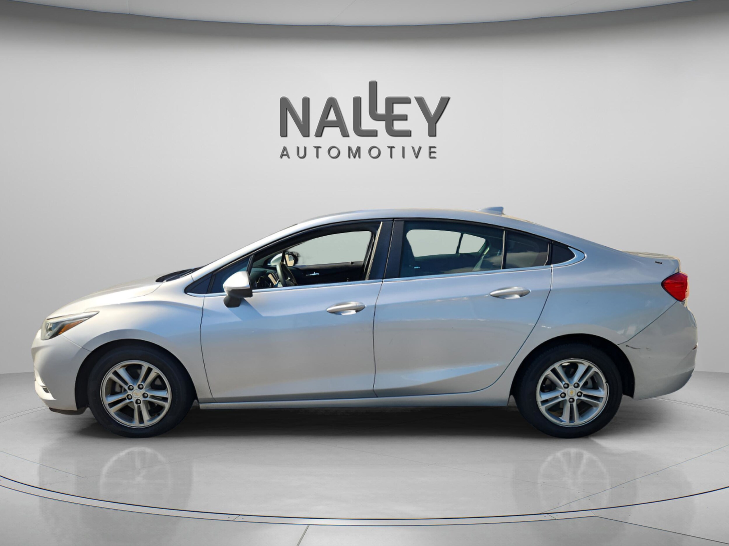 2017 Chevrolet Cruze LT photo 2