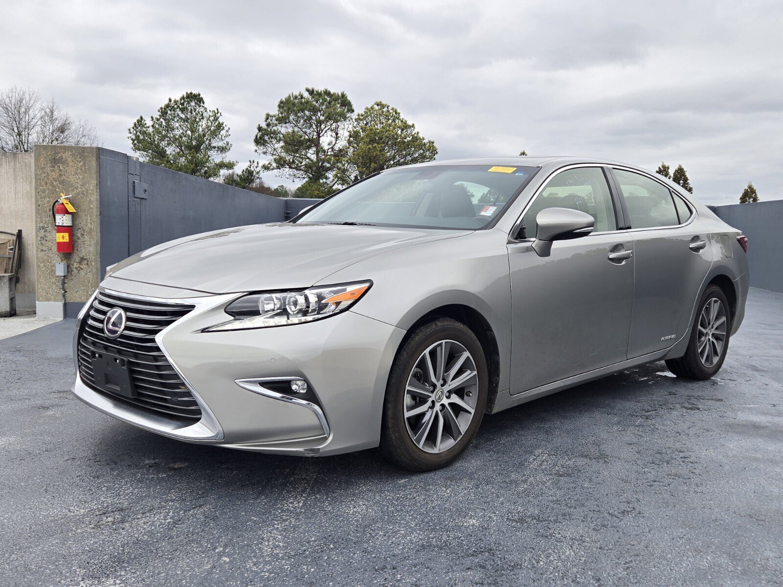 2016 Lexus ES 300h's photo